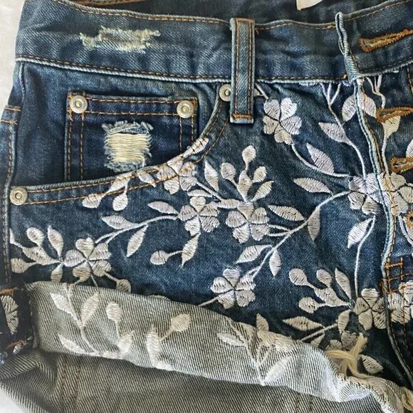 Glamorous Boho High Rise Embroidered Denim Shorts XS NWOT - Picture 7 of 11